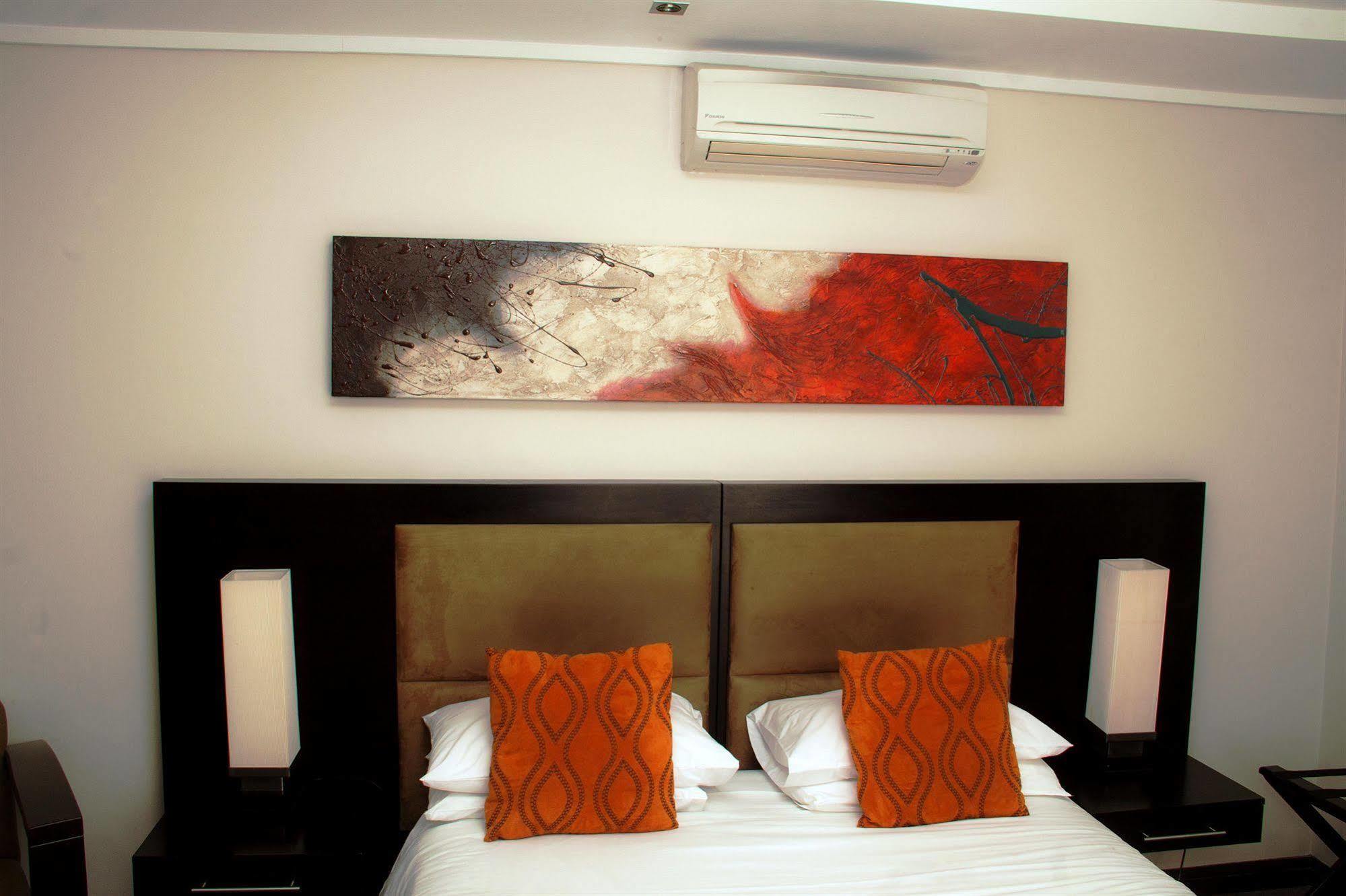 Urban Chic Boutique Hotel & Cafe เคปทาวน์ ภายนอก รูปภาพ