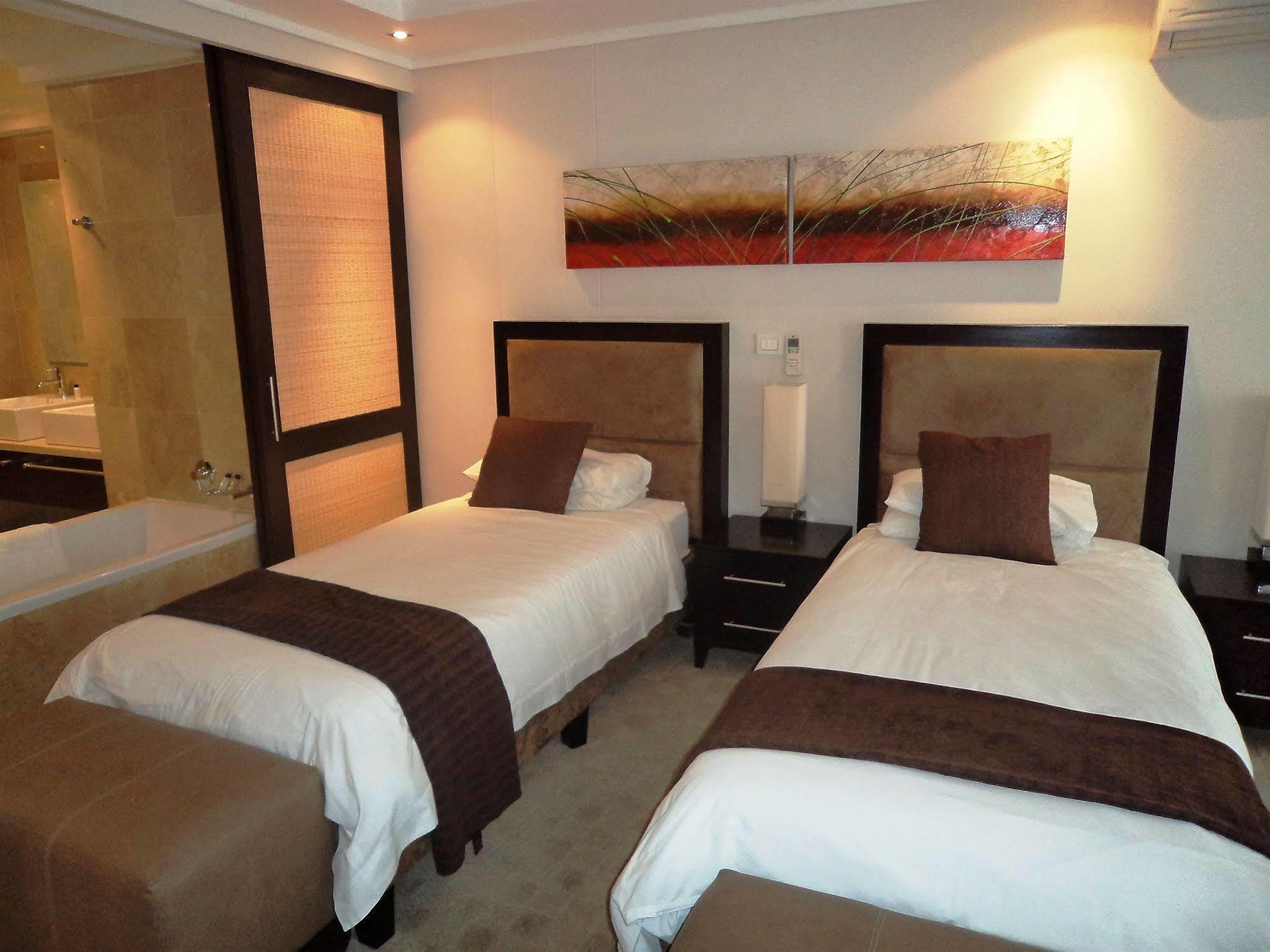 Urban Chic Boutique Hotel & Cafe เคปทาวน์ ภายนอก รูปภาพ