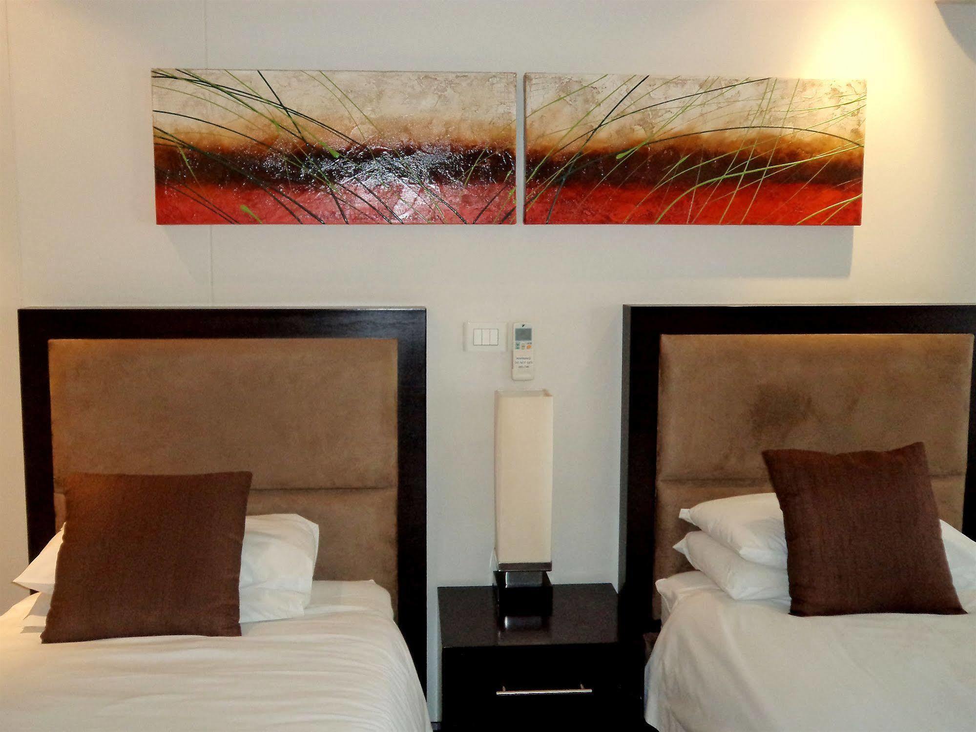 Urban Chic Boutique Hotel & Cafe เคปทาวน์ ภายนอก รูปภาพ